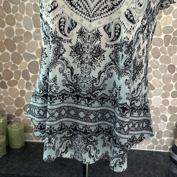 NWT World Unity printed blue short sleeve top – size M - Picture 3 of 8